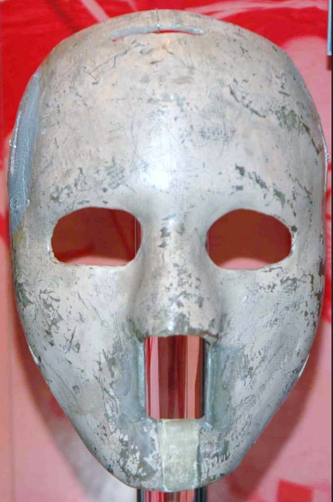 Plante Mask
Description 	
English: The original Mask of Jacques Plante in the Hockey Hall of Fame
Date 	9 November 2008
Source 	Own work
Author 	Horge